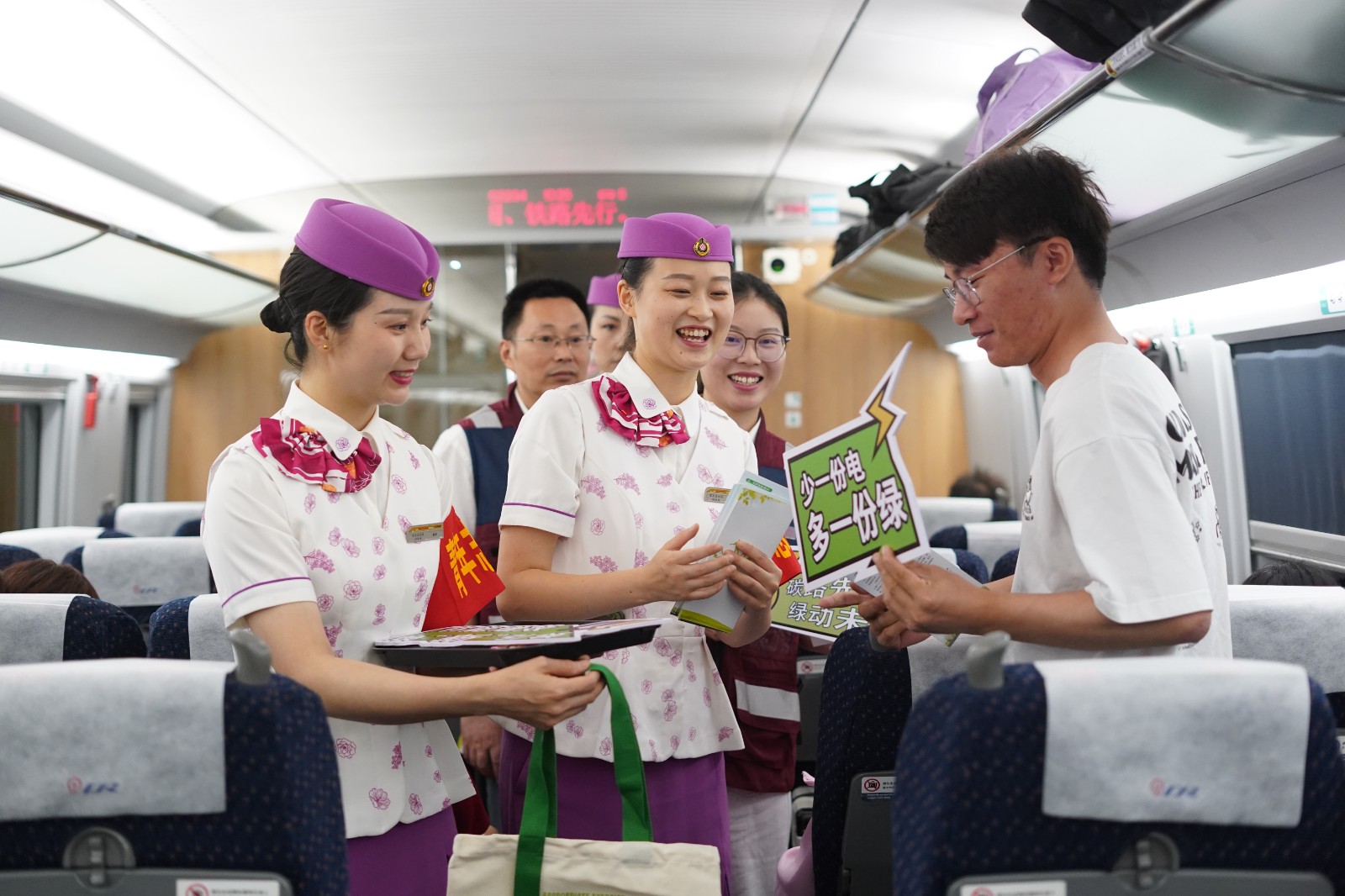 圖6：2025年6月24日，在重慶西開往西安北的G2234次列車上，工作人員為車廂旅客發(fā)放宣傳手冊。羅希雅 攝.JPG