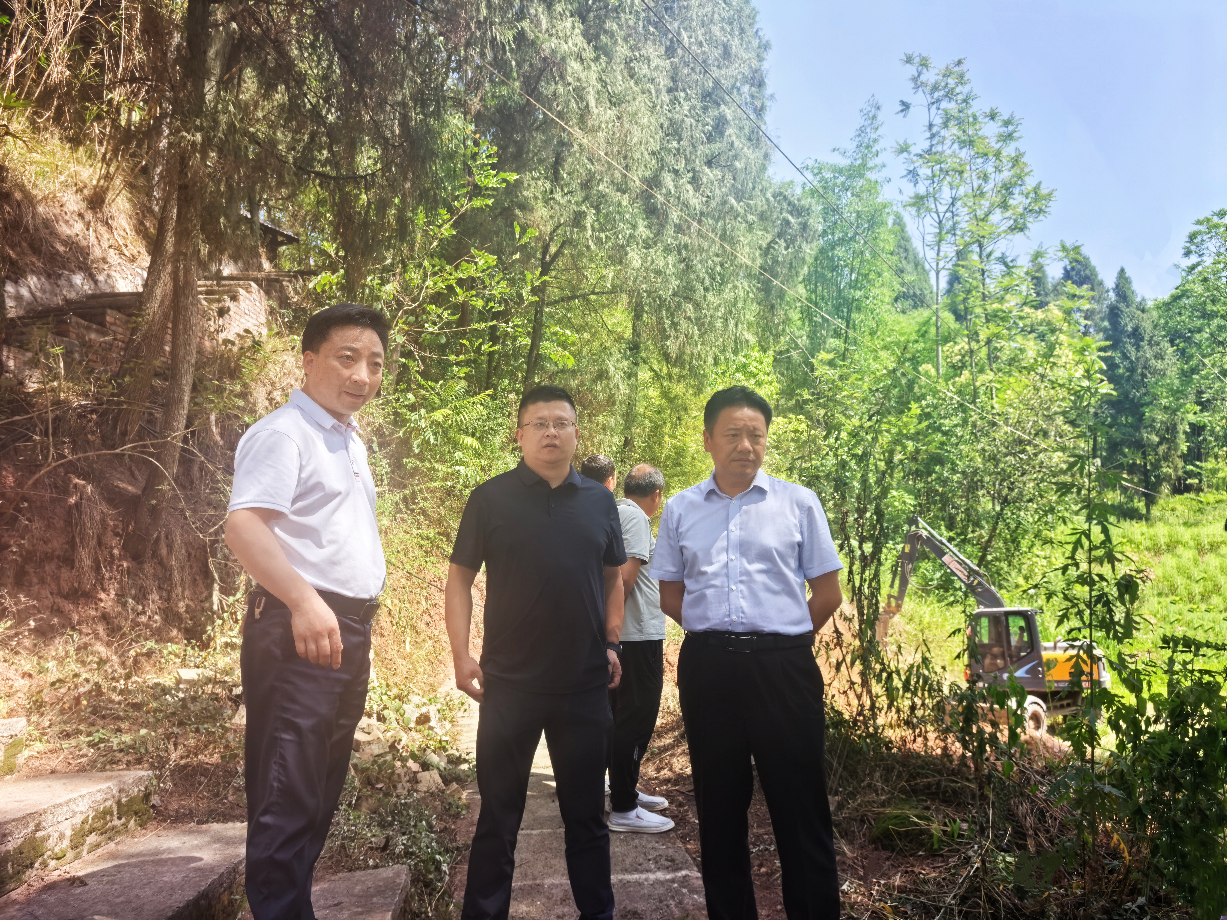 代表视察研学基地建设.JPG