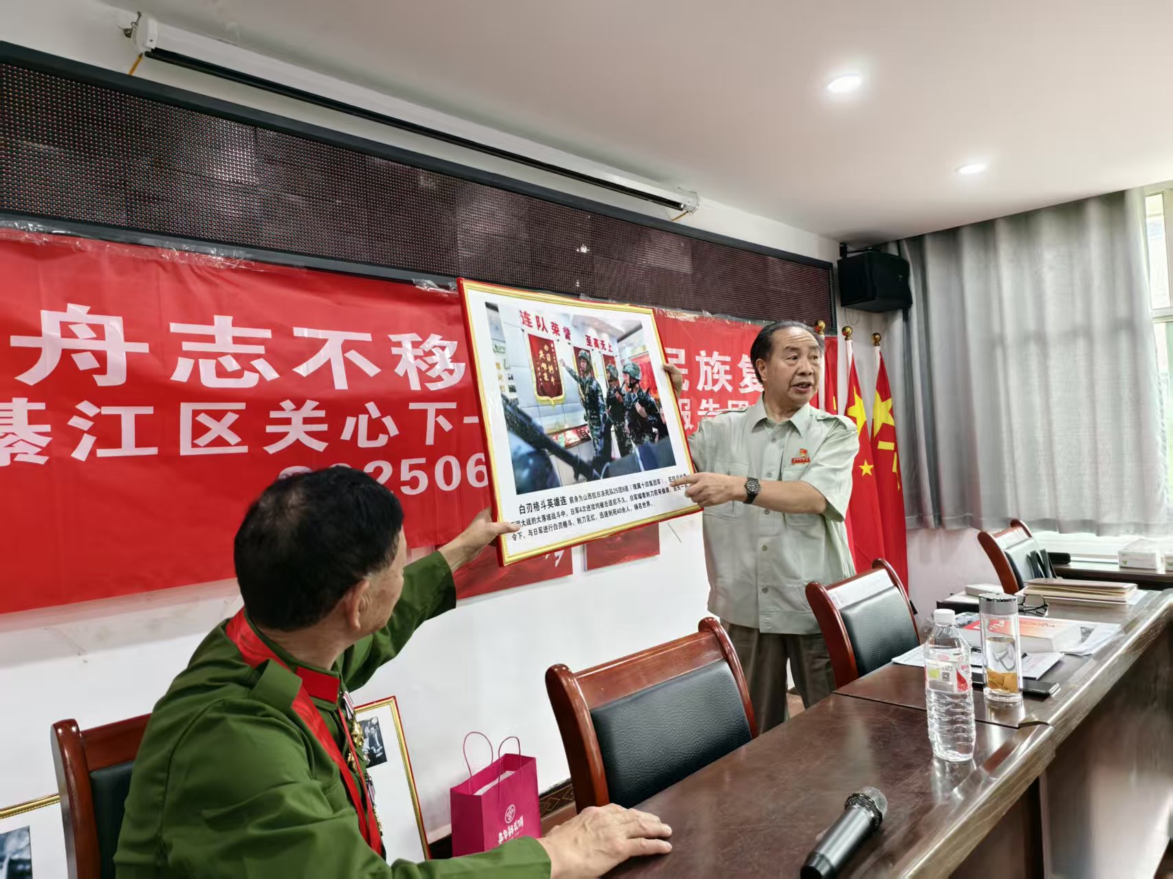 老战士激情讲述英雄故事  通讯员 杨修平摄.jpg