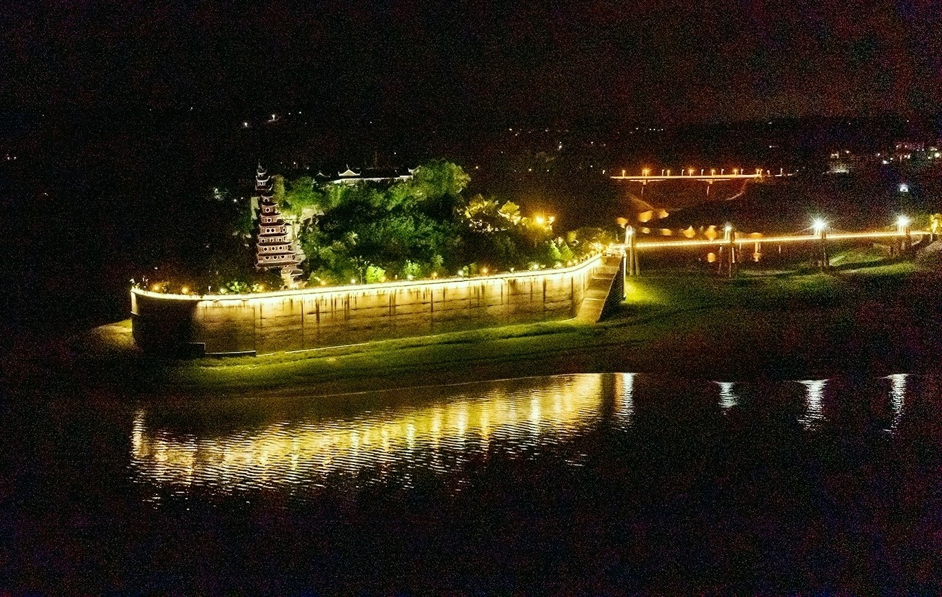 石寶寨景區(qū)流光溢彩 余鴻 攝0_0023_D.jpg