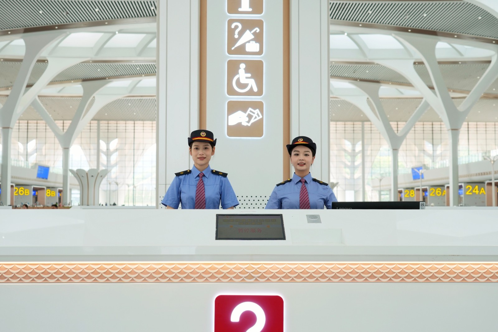 图示：重庆东站服务台客运人员.jpeg