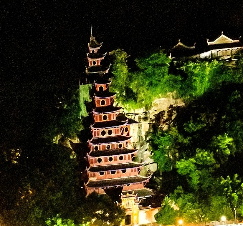 燈光下的石寶寨塔樓顯得古樸莊重 余鴻 攝41_0024_D.jpg