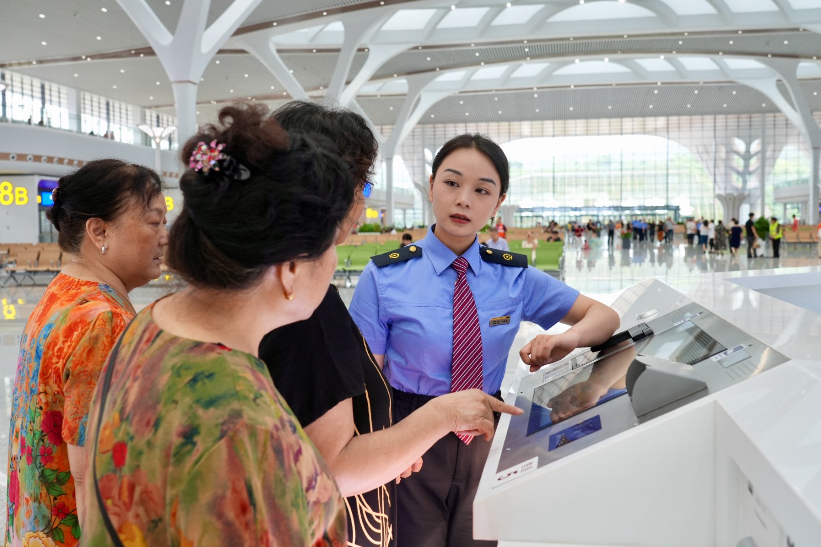 图示：重庆东站服务台工作人员解答旅客问询（魏伟  摄） (2).jpeg