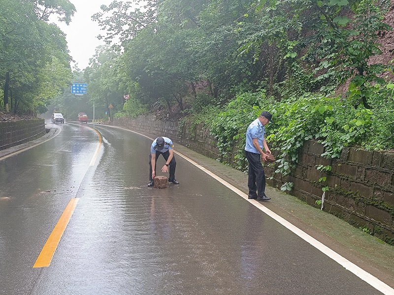 区交通执法支队：雨中巡查清路障 坚守岗位保平安