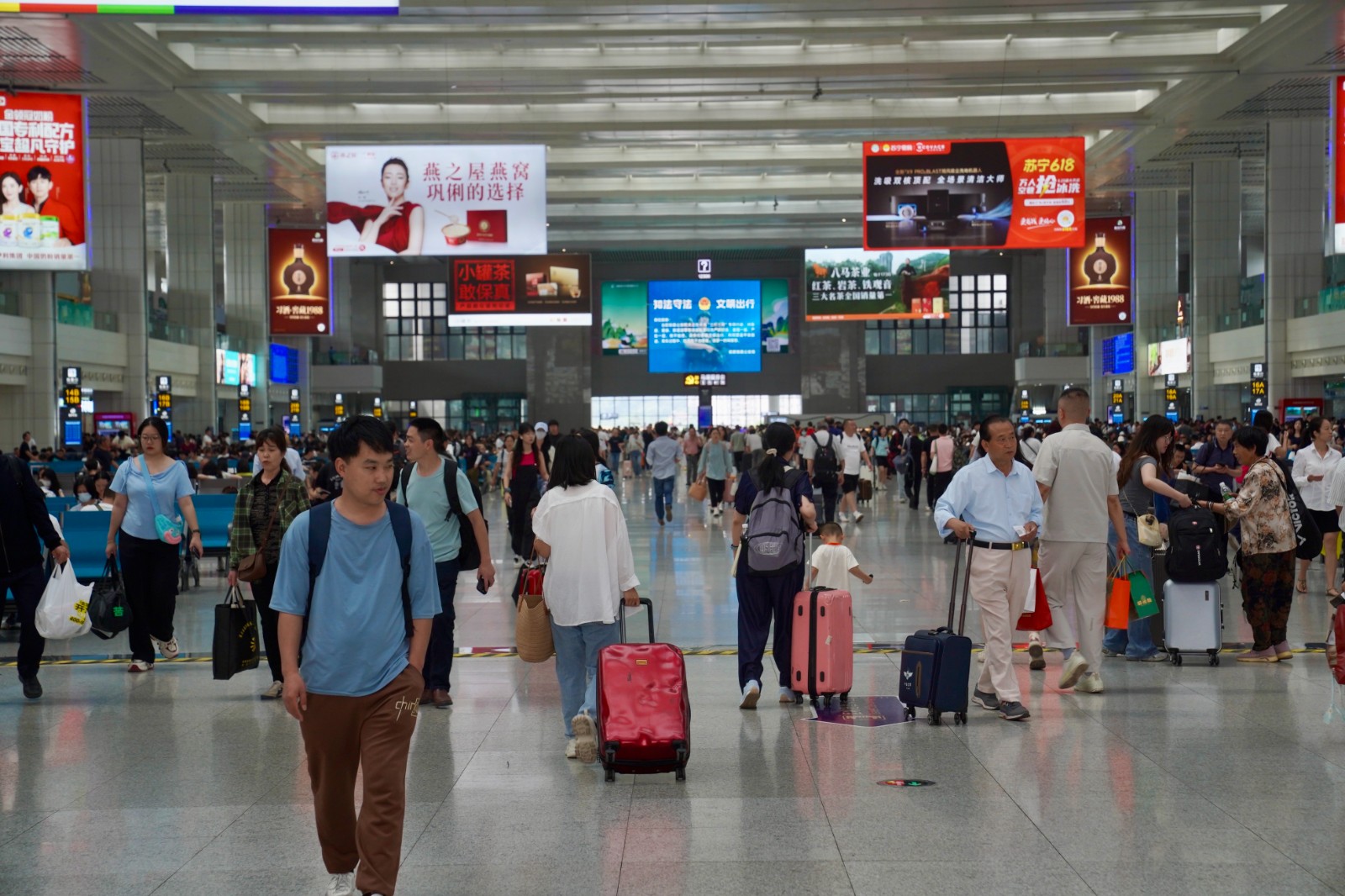 图示：重庆北站候车大厅旅客候车情况（汪亮 摄）.jpeg
