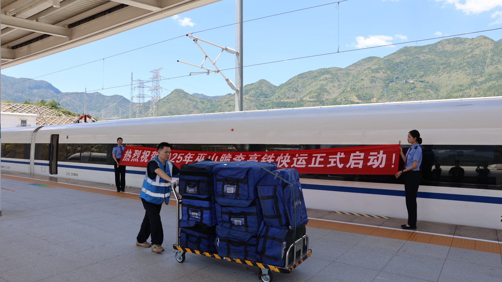图为7月5日，中铁快运工作人员在巫山站站台准备转运脆李上车。李秋璇摄.JPG