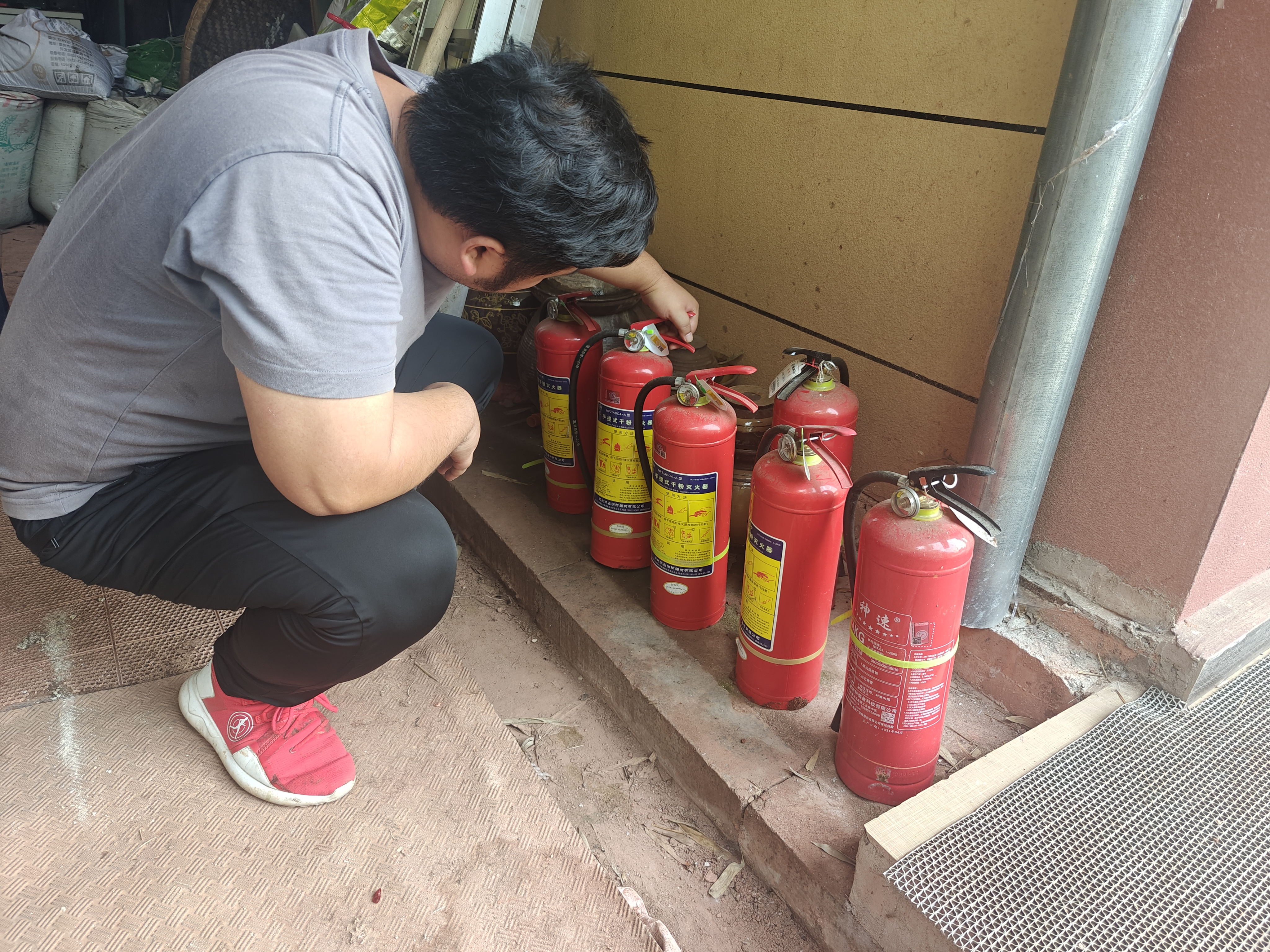 双路街道四方社区未雨绸缪 开展防火物资清点 筑牢夏季“森林防火墙”