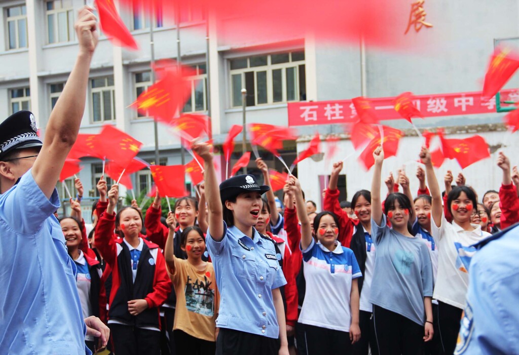 向俊蓉（左二）参加公益活动