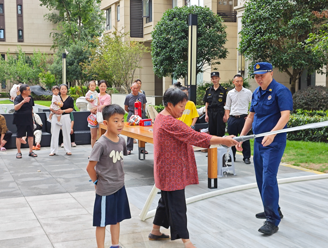 大足消防“理论+实践”宣传筑牢高层建筑安全防线