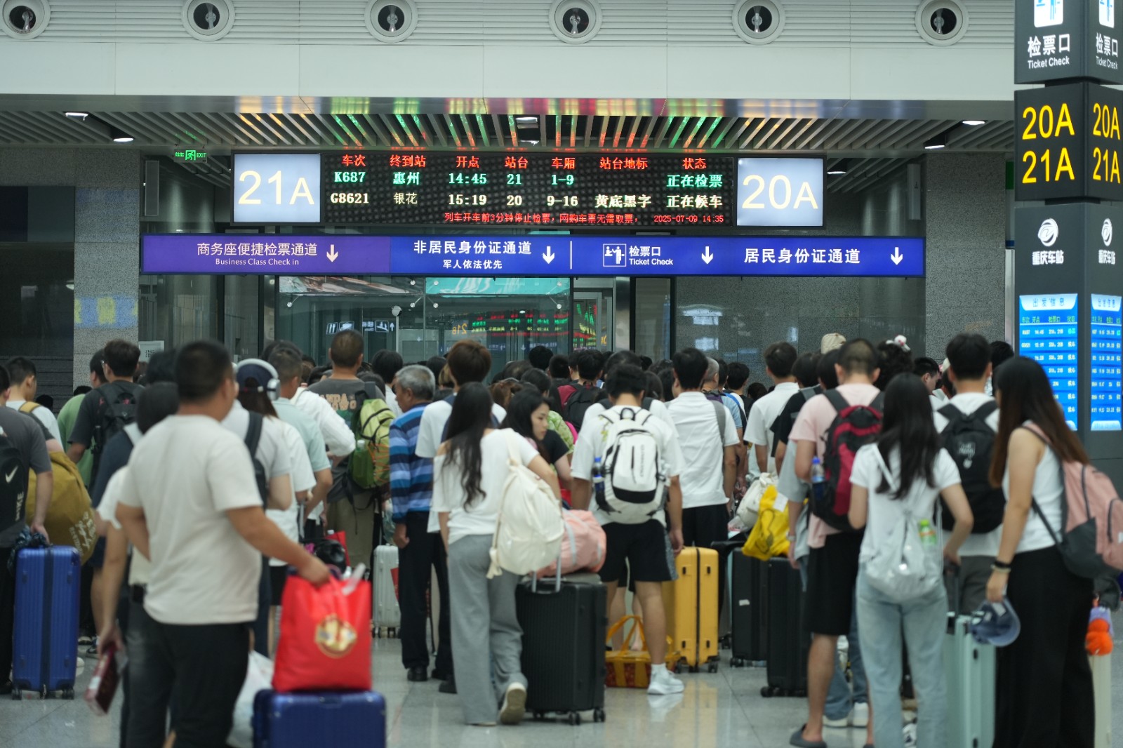 旅客有序排队检票（魏伟 摄）.JPG