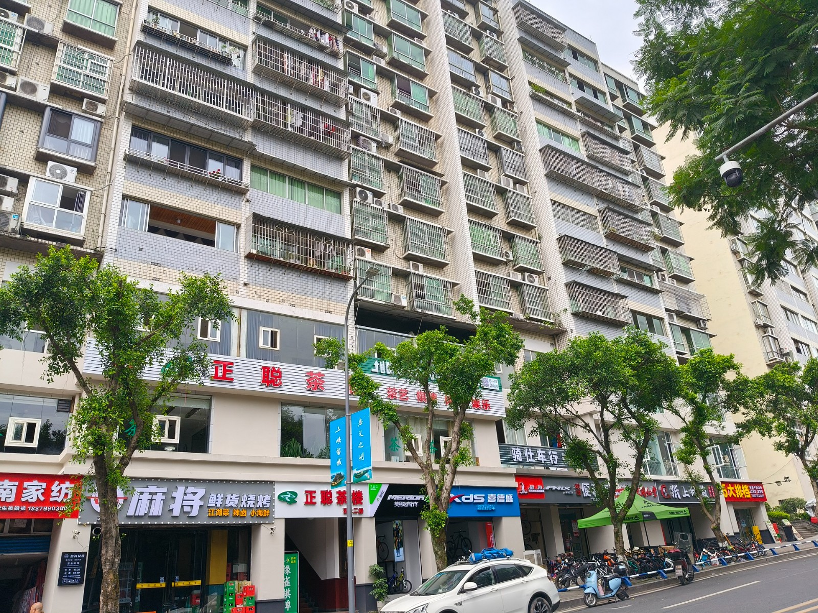 老旧店招店牌实施规范整治。拍摄：张耀升1.jpg