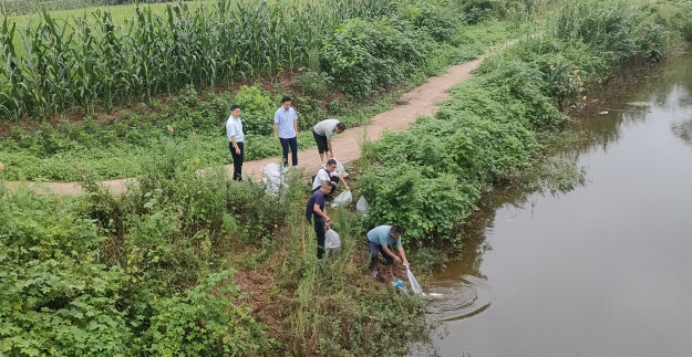 金山镇：开展增殖放流活动 助力水域生态恢复2.png