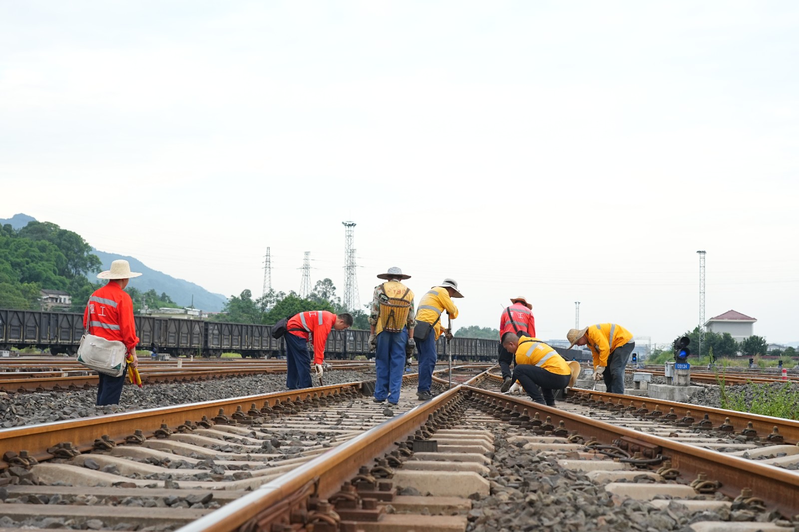 图为中国铁路成都局集团有限公司重庆工务段作业人员对线路进行检查（张凯摄）.JPG