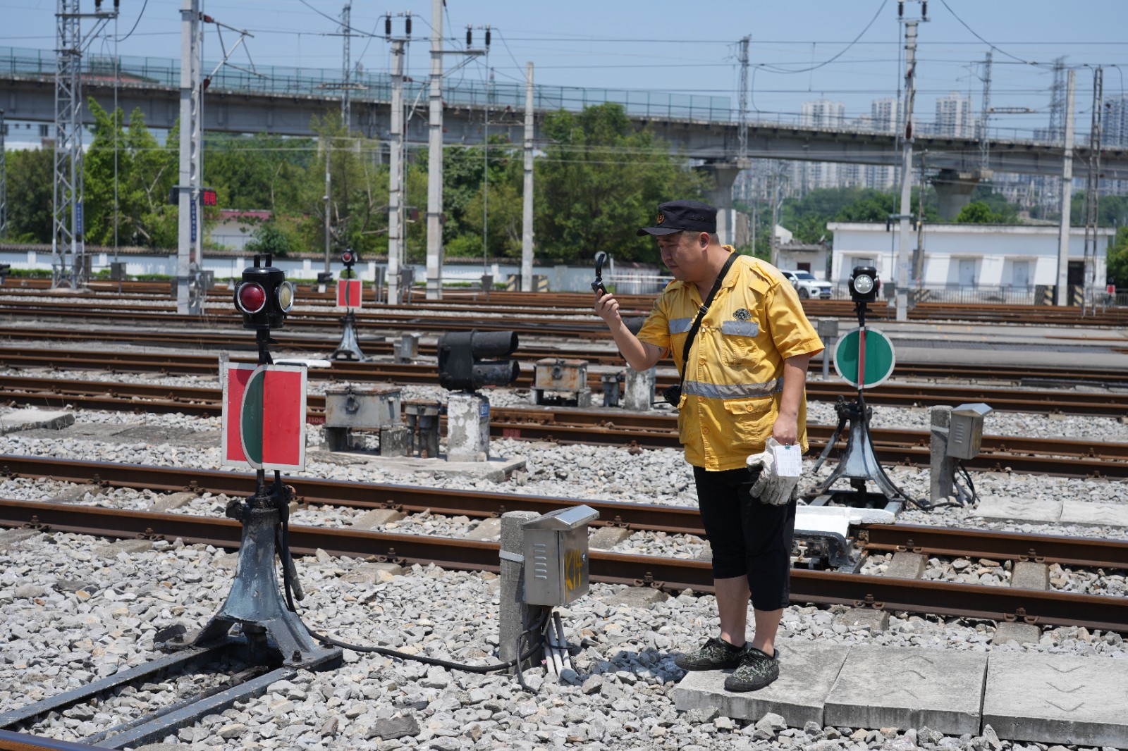 在重庆北站客车整备所内，连结员在检查线路情况（魏伟 摄）.jpeg