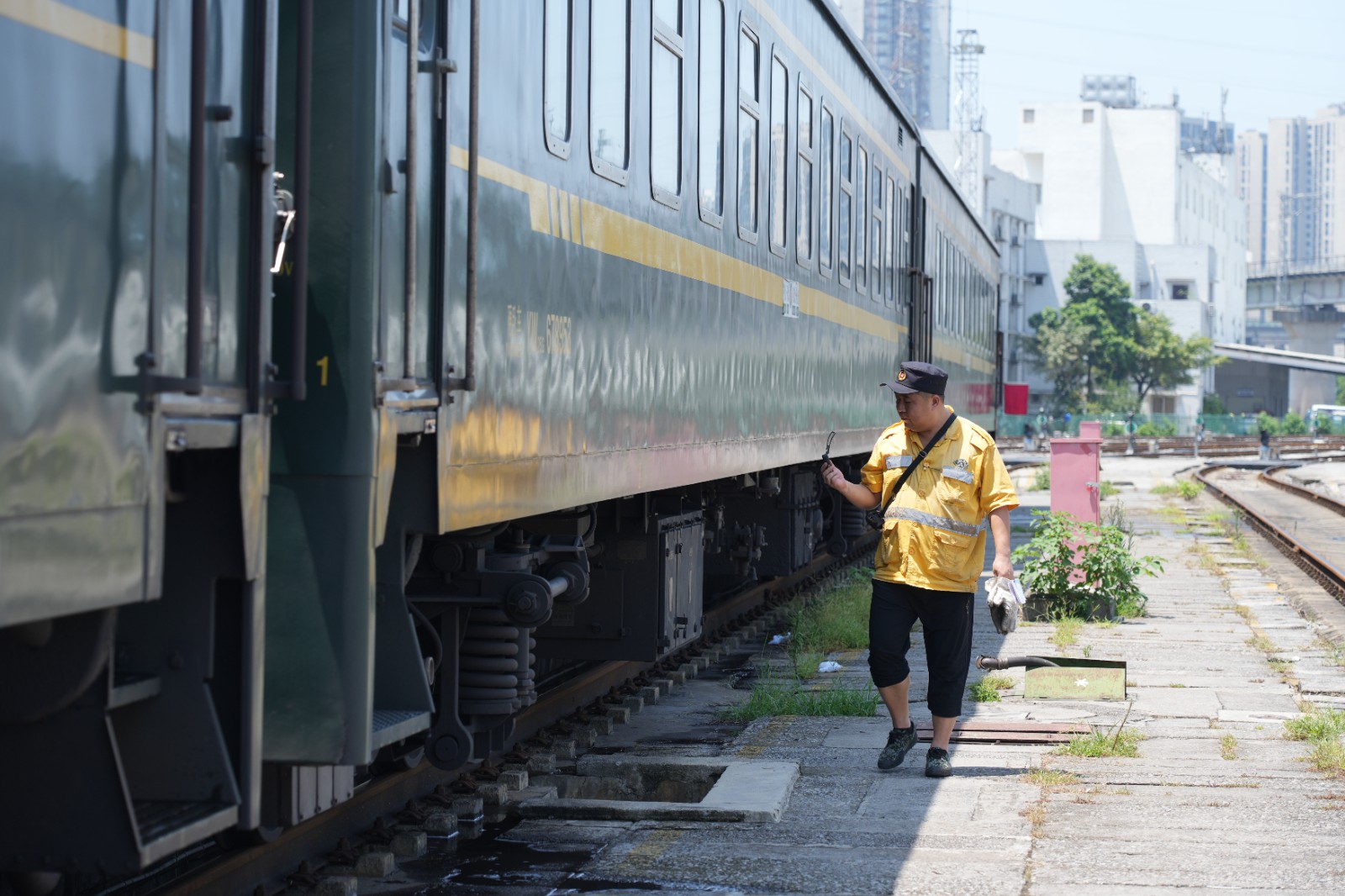 在重庆北站客车整备所内，连结员正对车辆进行作业前的检查工作（魏伟 摄）.jpeg