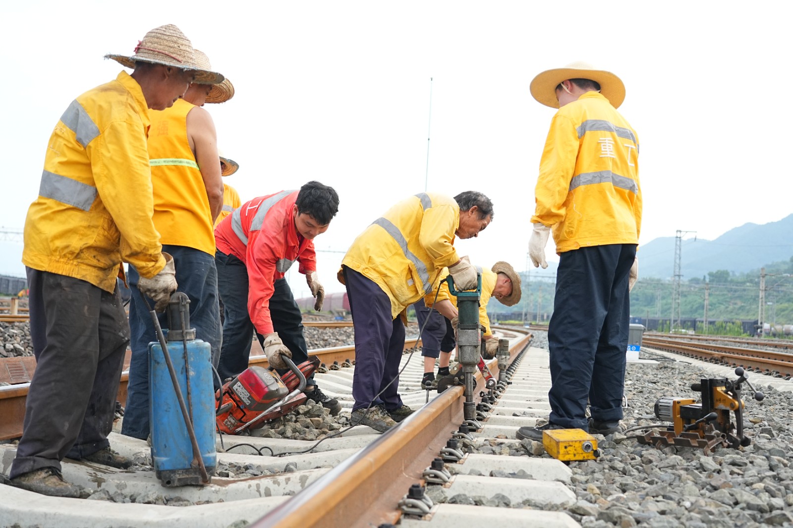 图为中国铁路成都局集团有限公司重庆工务段作业人员正在进行换轨作业（张凯摄）.JPG
