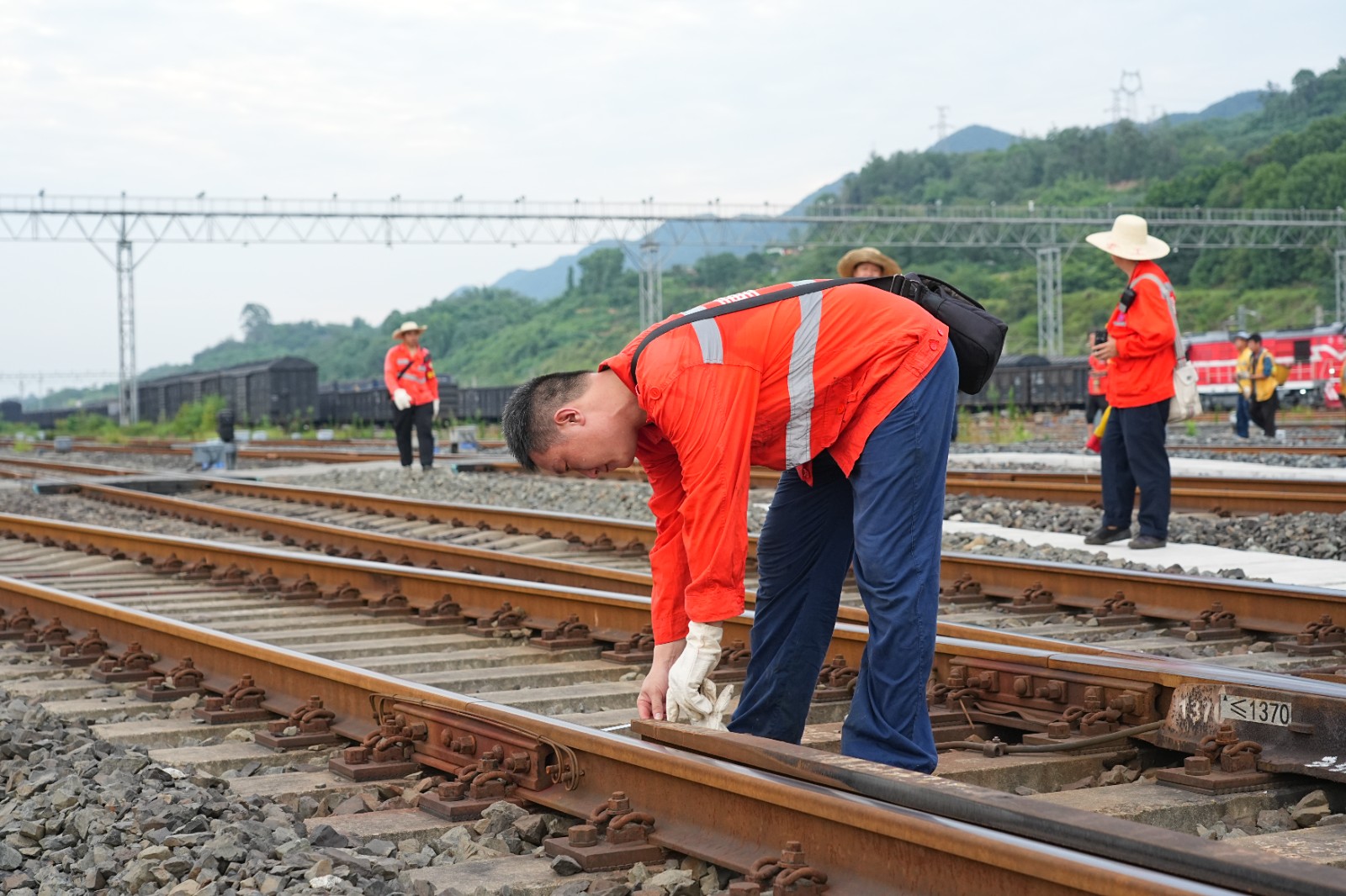 图为中国铁路成都局集团有限公司重庆工务段职工正在检查道岔几何尺寸（张凯摄）.JPG