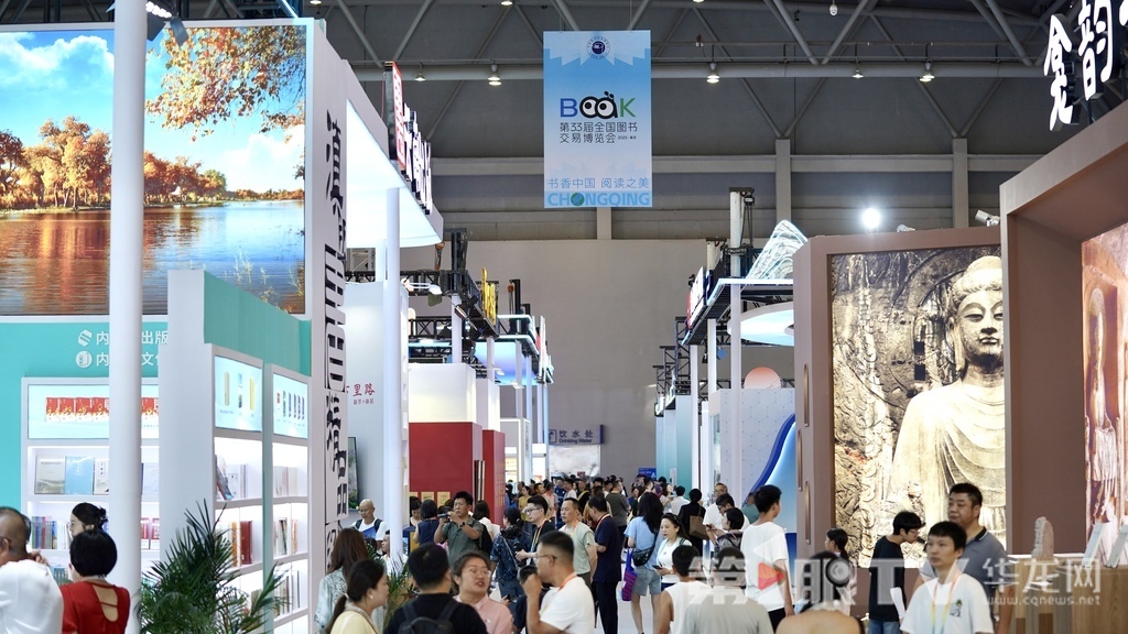 书博会开展当天,读者络绎不绝。 第1眼TV-华龙网记者 刘钊 摄