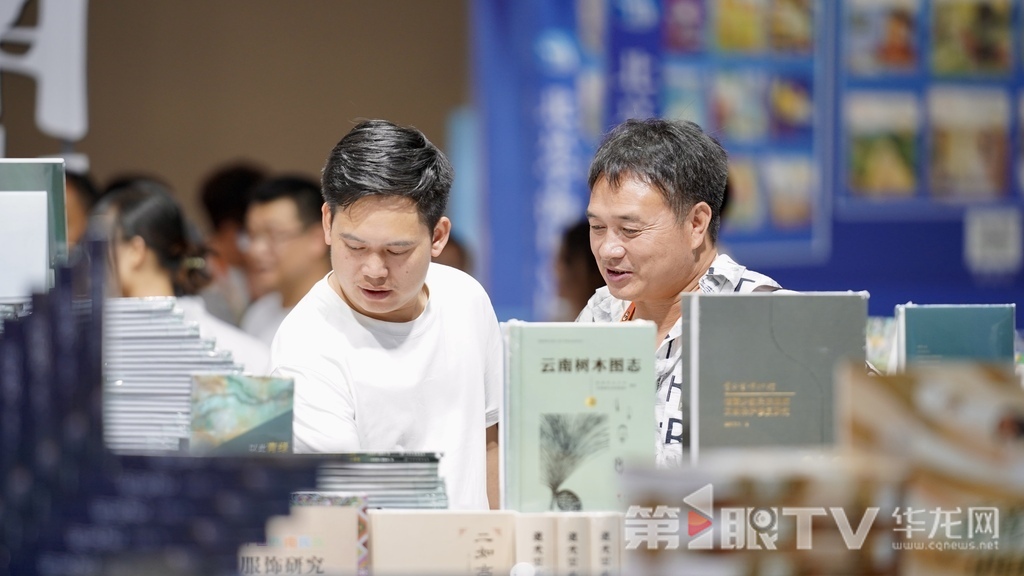 在云南展馆,市民选购图书。 第1眼TV-华龙网记者 刘钊 摄