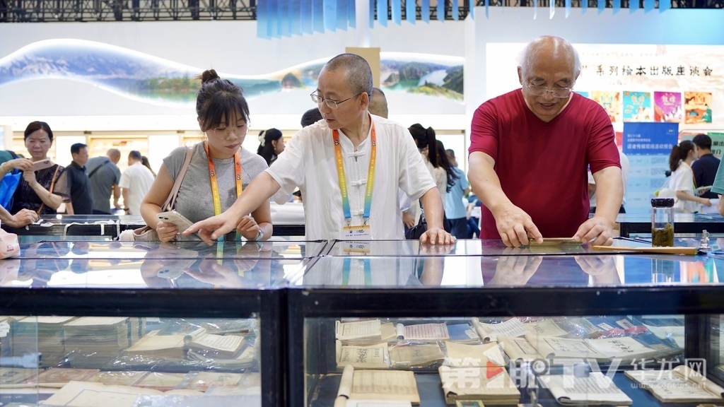 市民在旧书换新展台选购书籍。 第1眼TV-华龙网记者 刘钊 摄