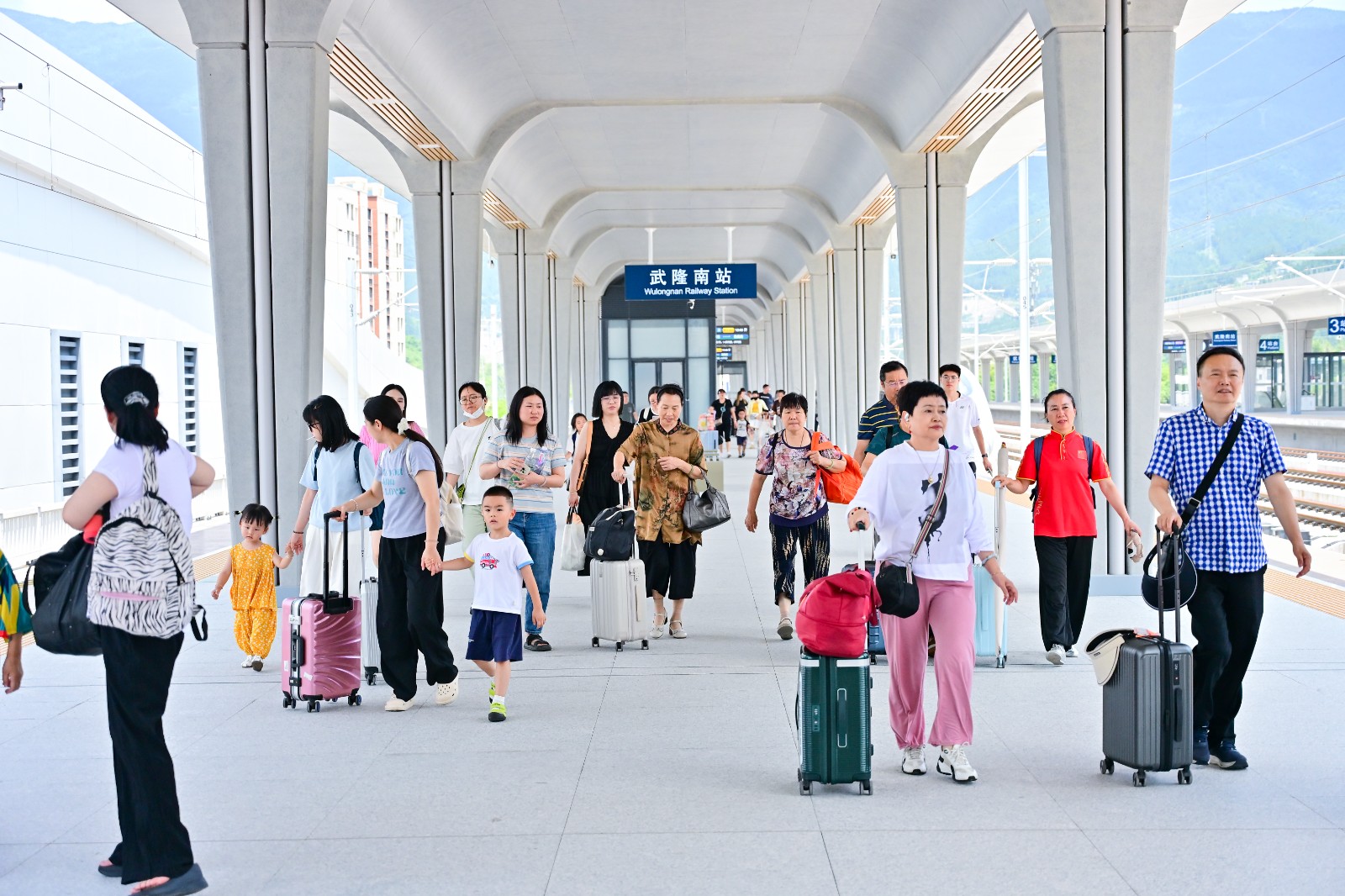 图为:涪陵车务段武隆南站站台客流。熊涛摄.jpg