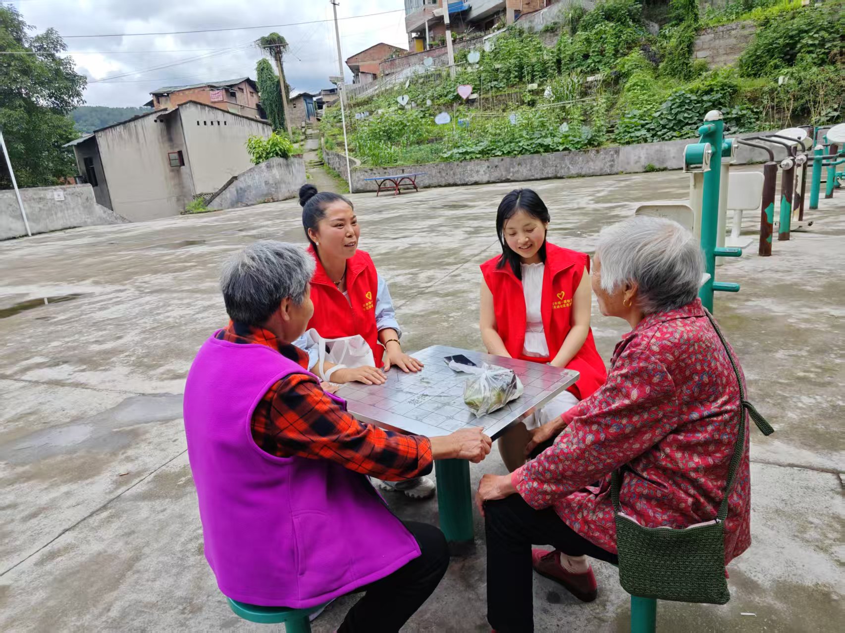 一居社区党支部书记周兴利与志愿者一起上门(4518117)-20250724104754.jpg