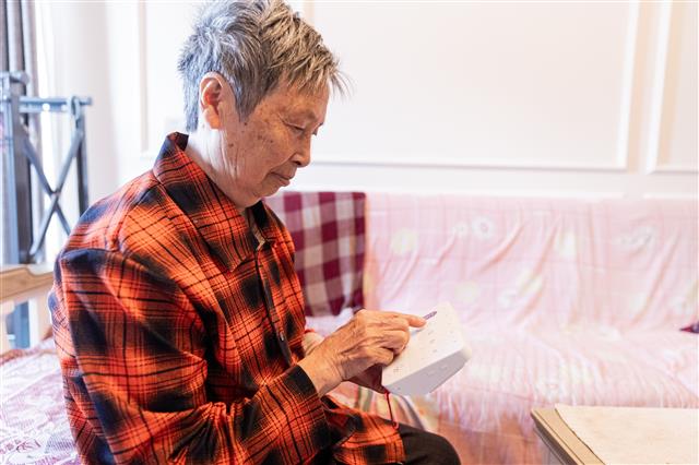 老人正在使用孝心通。 记者 魏瑞 摄.jpg