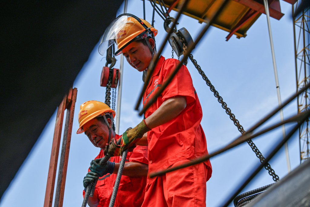 4、工人的身影与钢筋骨架纵横交织