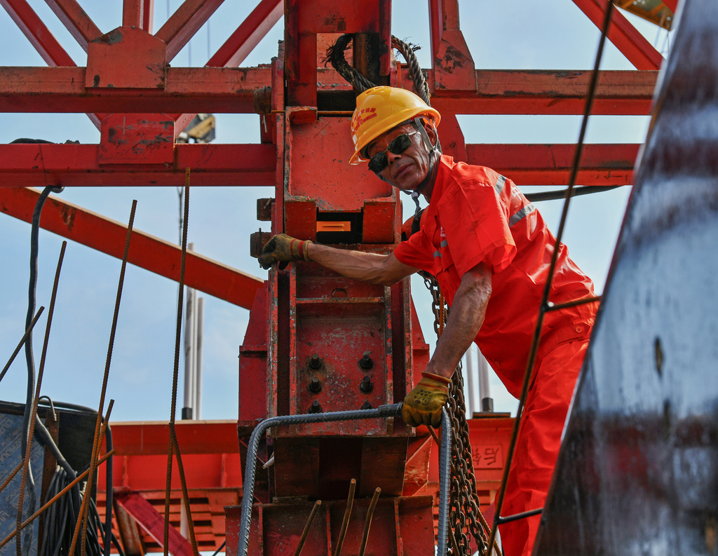 3、钢筋工霍声国安装钢筋