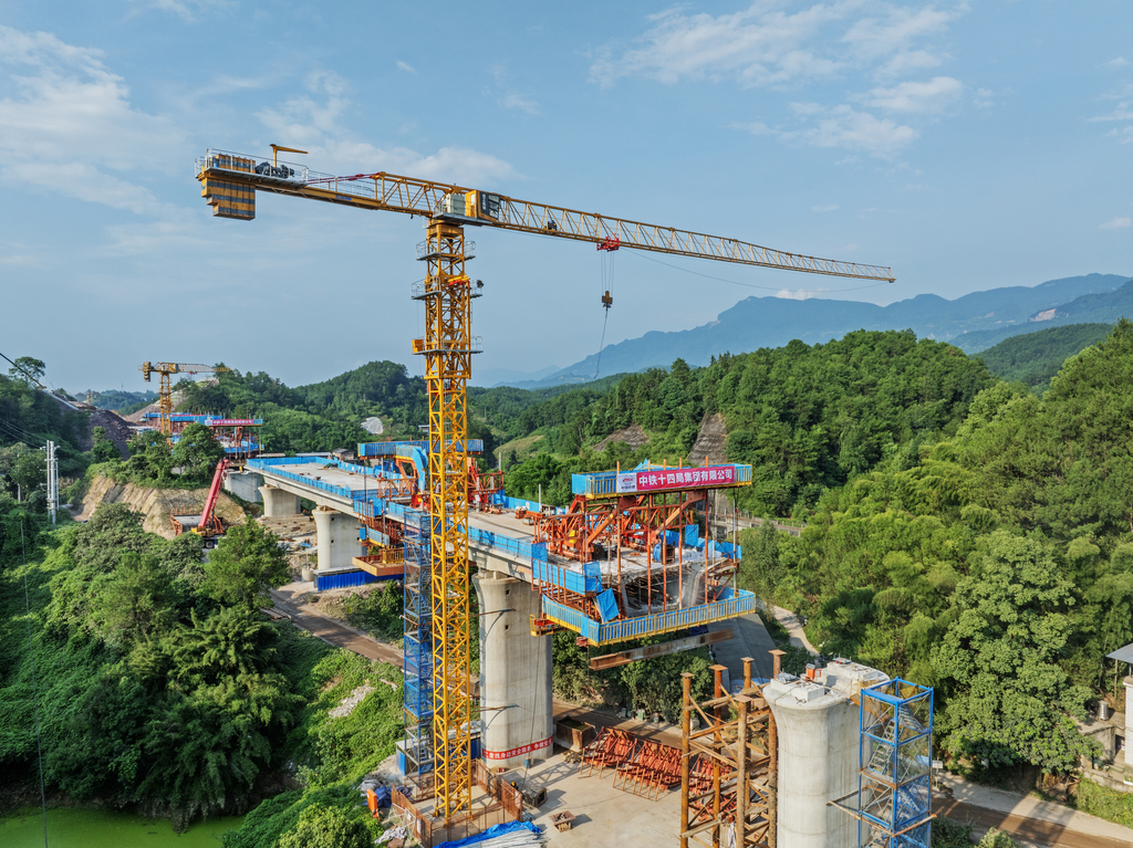 1、重庆市合川区西渝高铁六块田大桥建设施工现场