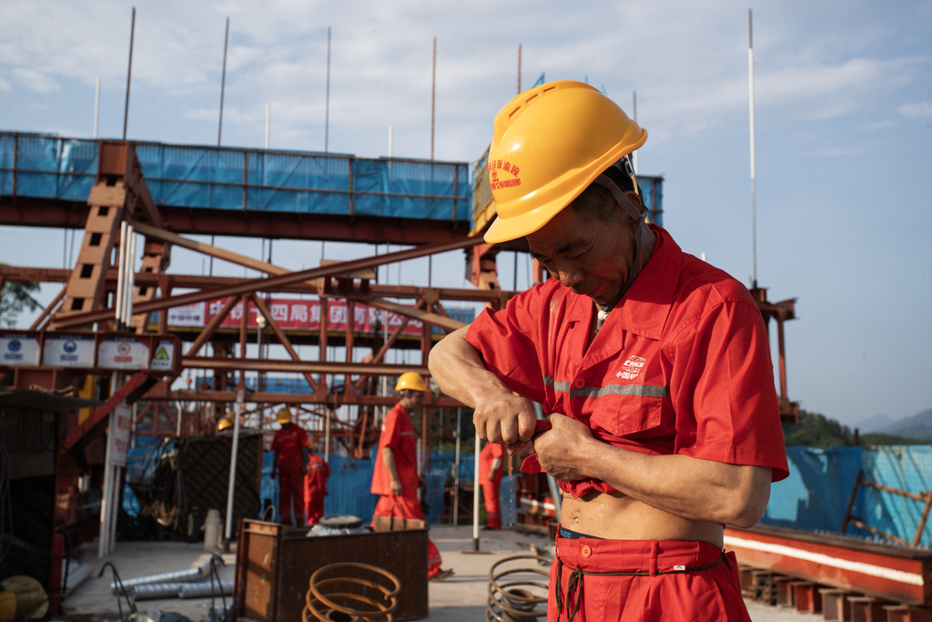 7、钢筋工的工服被汗水浸透，可以拧出水