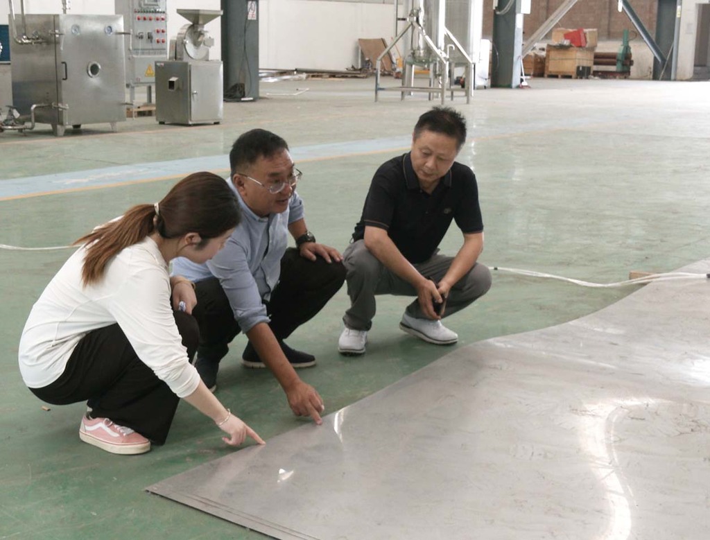 采购方查看钢材