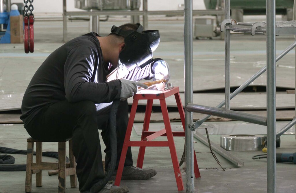 核谷天富经验丰富的焊工人员进行作业