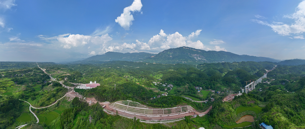 8、西渝高铁宛若一条巨龙穿越崇山峻岭