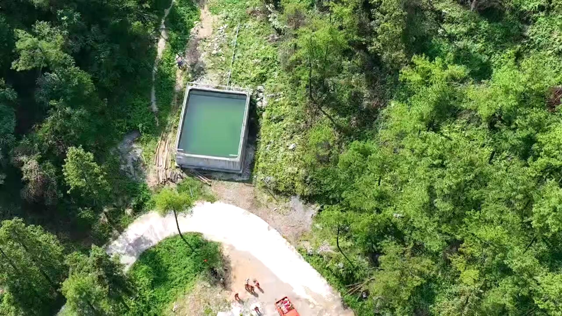 蓄满水的消防水池,犹如森林中的一颗明珠。 拍摄:彭群英1.jpg