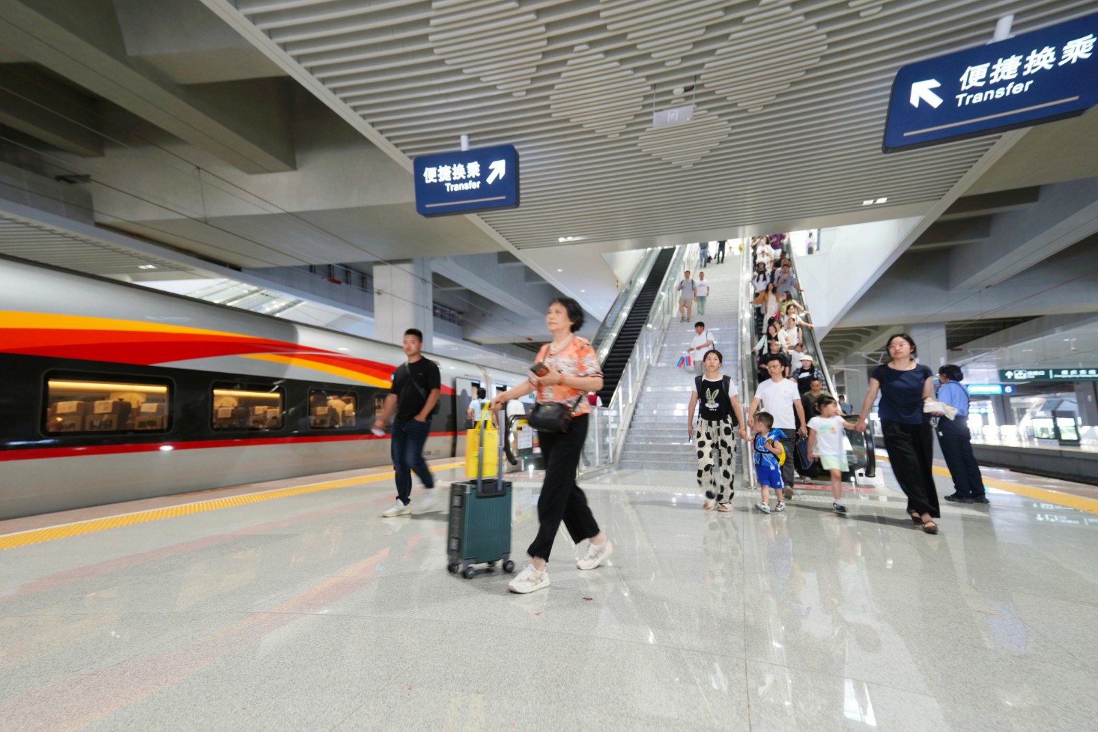 重庆东站 汪亮摄 (3).jpg