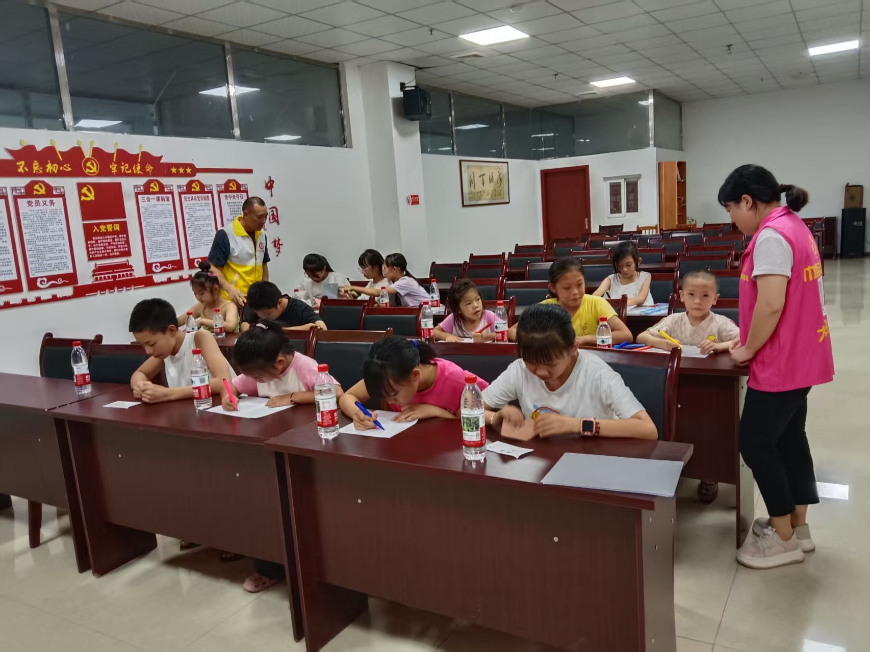 2025年8月天桥社区未成年活动室开展绘画活动 (3).jpg 2025年8月天桥社区未成年活动室开展绘画活动 (3).jpg