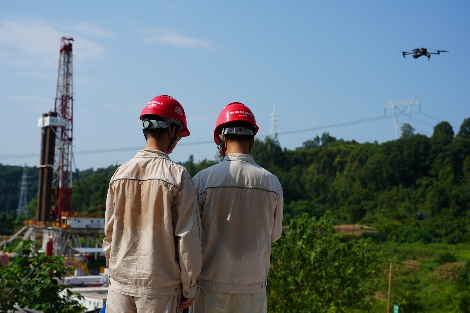 国网忠县供电公司员工对35千伏白拔线液岩气支线开展验收。李铁 摄.jpg