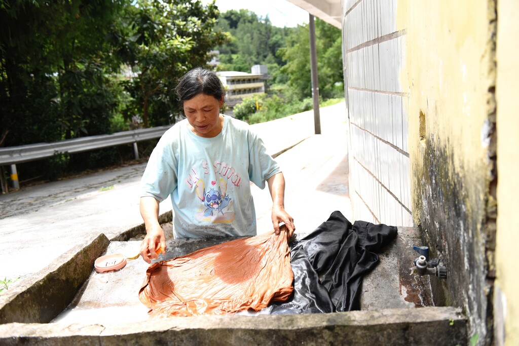 王洪秀为小叔子向维安洗衣服