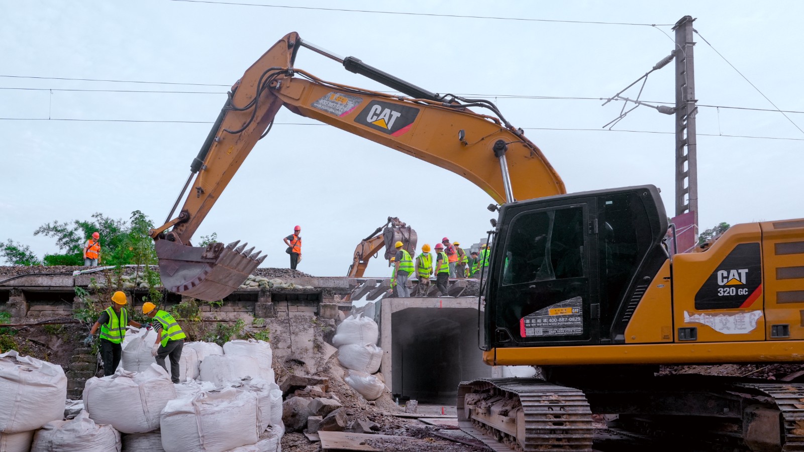 图为中国铁路成都局集团有限公司重庆工务段下穿立交通道建设施工现场（陈远帆摄） (2).jpg