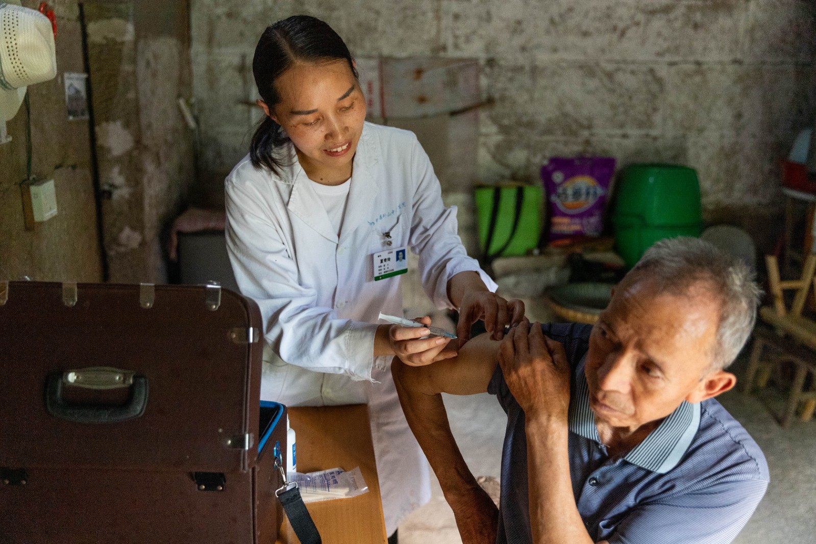 村医夏奇玲在村民家中为村民进行注射治疗.jpg