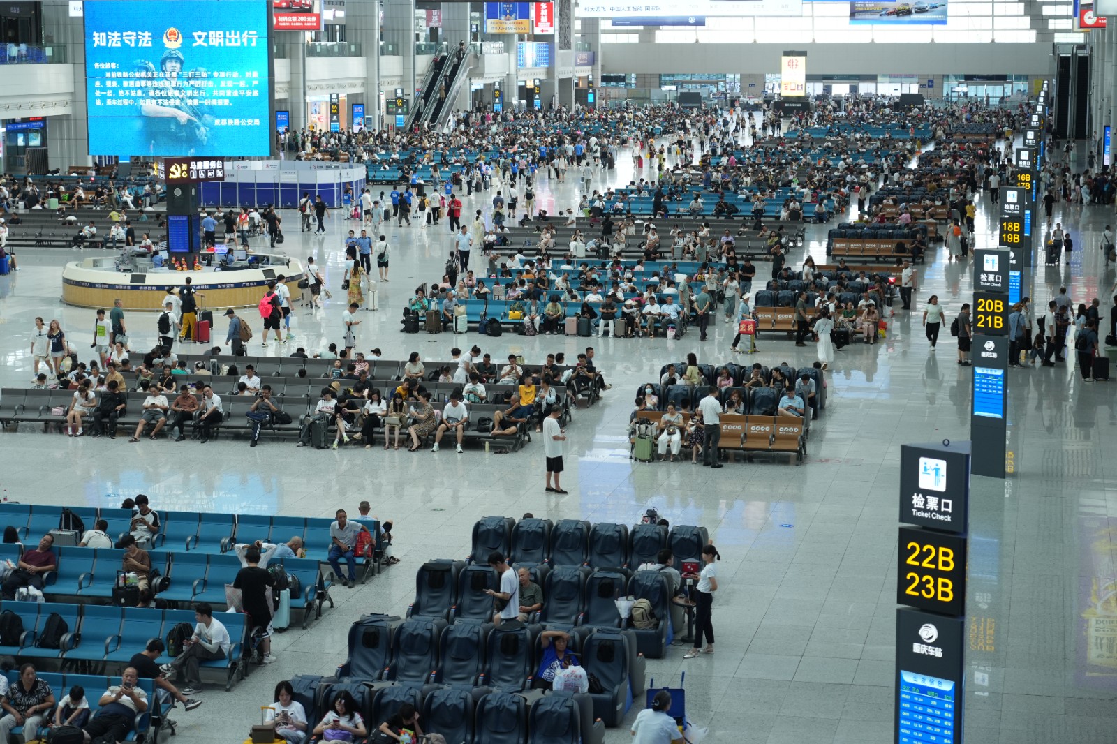 重庆北站候车室（魏伟 摄）.JPG