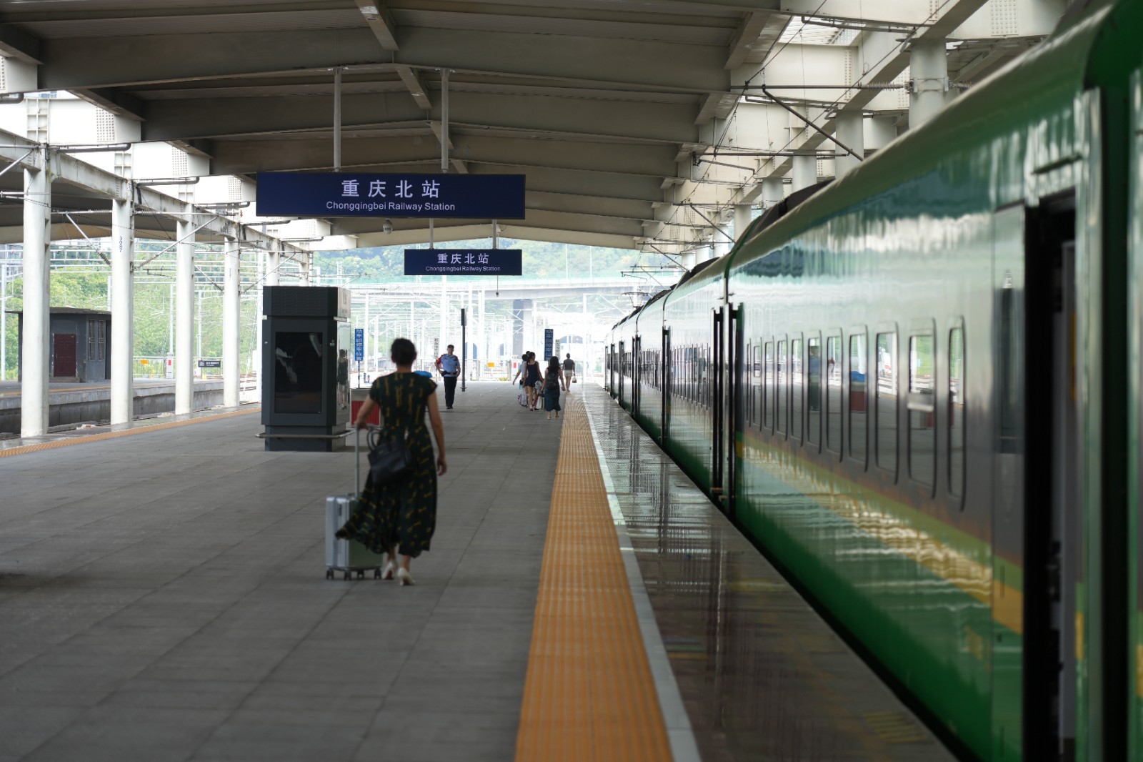 旅客乘坐C4073次出行（魏伟 摄）.JPG