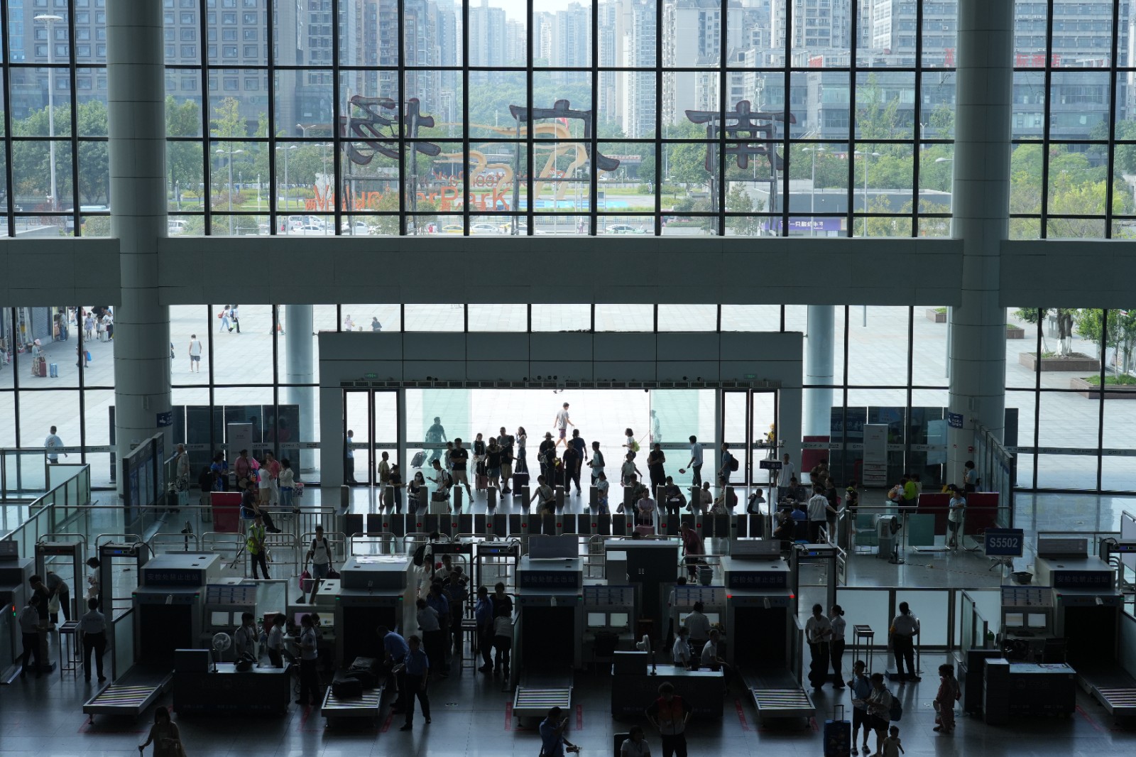 重庆北站南广场进站口（魏伟 摄）.JPG