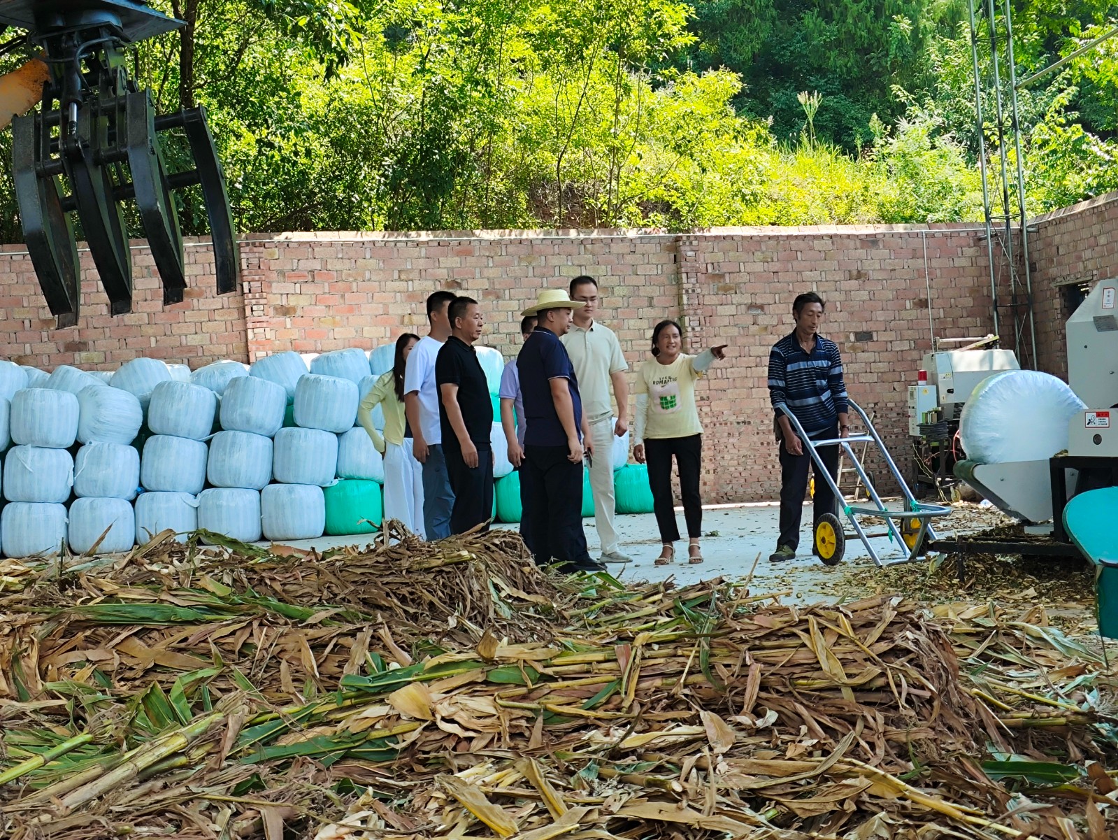镇村干部到加工厂查看生产情况。记者 李铁 摄.jpg