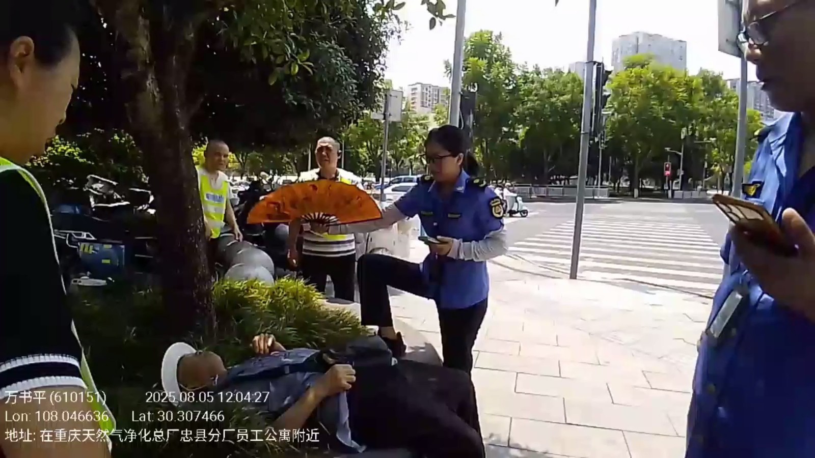 忠县城管执法人员给老人降温。图源：忠县城管执法人员.jpg