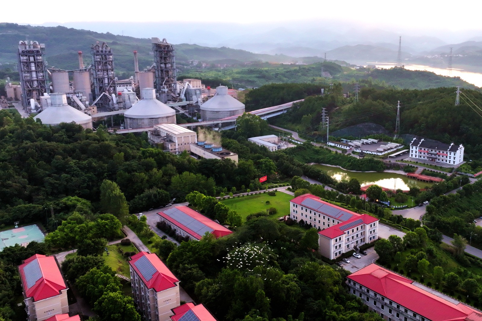 1-重庆海螺水泥厂区绿植葱茏,自然生态良好。赵军 摄(DJI_20250720192922_0419_D).JPG