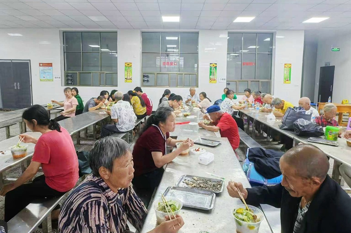 安置点群众集中就餐3404.jpg