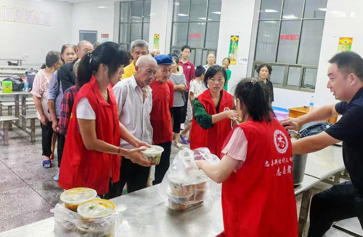 安置点群众集中就餐 3358.jpg