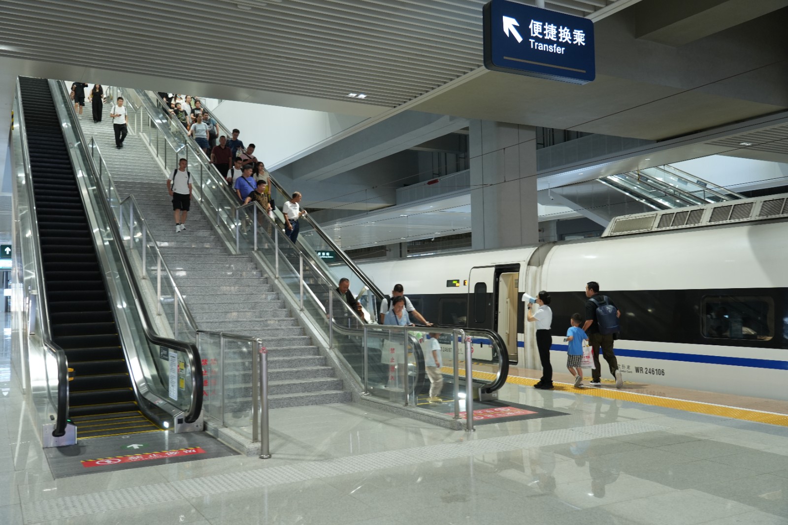 旅客乘坐扶梯到达D4981次列车站台（魏伟 摄）.JPG
